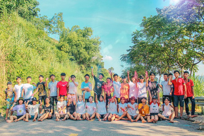 Bộ ảnh kỷ yếu lớp bắt trọn 999 trend cực vui - Hình 10 Bo anh ky yeu lop bat tron 999 trend cuc vui-Hinh-10