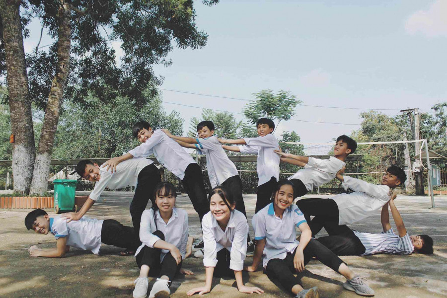 Bộ ảnh kỷ yếu lớp bắt trọn 999 trend cực vui - Hình 2 Bo anh ky yeu lop bat tron 999 trend cuc vui-Hinh-2