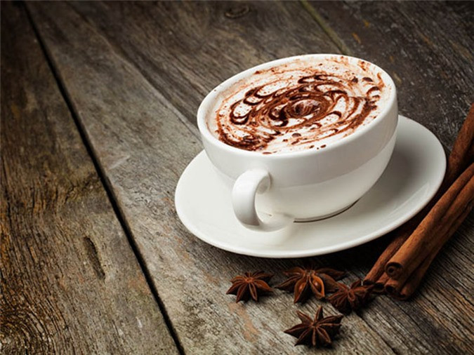 Cà phê làm giảm nguy cơ mắc bệnhgan nhiễm mỡ. Các nghiên cứu đã chỉ ra rằng những người uống cà phê có ít tổn thương gan hơn những người không uống. Caffeine được biết là làm giảm lượng men gan bất thường của người bị bệnh gan nhiễm mỡ.