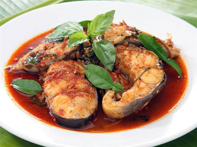 Cá: Một số loại cá như cá mòi, cá ngừ và cá hồi rất giàu axit béo omega-3. axit béo omega-3 làm giảm viêm và cải thiện mức độ mỡ trong gan và giúp ngăn ngừa bệnh gan nhiễm mỡ.