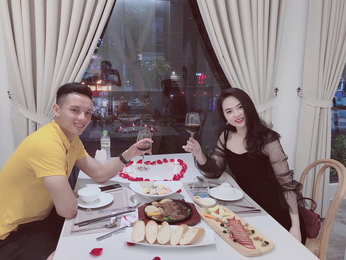 Chia sẻ với Zing, Mỹ Linh cho biết cô gặp cầu thủ Hoàng Văn Khánh trong bữa tiệc của một người bạn. Lúc đó, chàng đội trưởng Sông Lam Nghệ An "phải lòng" cô ngay từ cái nhìn đầu tiên. Ấn tượng của Mỹ Linh về Văn Khánh là anh chàng điển trai, cao ráo, đặc biệt rất ga lăng và có nụ cười thu hút. Cô gái sinh năm 1994 nói thêm cô thích nam cầu thủ ở sự tinh tế, lịch sự. Ngoài đời, anh rất chiều chuộng bà xã.