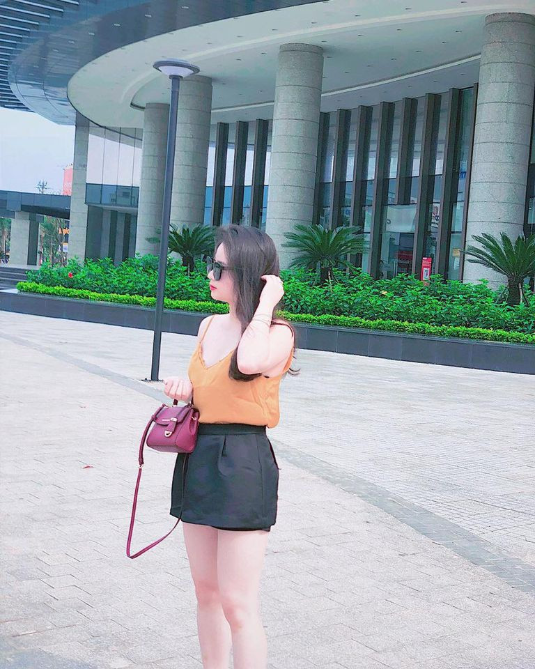 Trở thành vợ cầu thủ, Mỹ Linh tâm sự cô không cảm thấy áp lực vì luôn nhận được sự yêu thương, ủng hộ của mọi người. Đôi lúc, cô cảm thấy thiệt thòi khi chồng thường xuyên phải thi đấu xa nhà. Thế nhưng, cô luôn được ông xã bù đắp theo cách riêng. Khi về chung một nhà, Linh cho rằng cả hai đều phải cố gắng cho tương lai, tin tưởng vào đối phương để giữ gìn tình cảm gia đình.