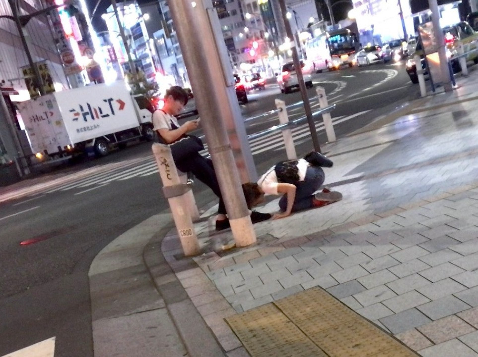 Chang trai than nhien bam dien thoai mac ban gai quy duoi chan-Hinh-2