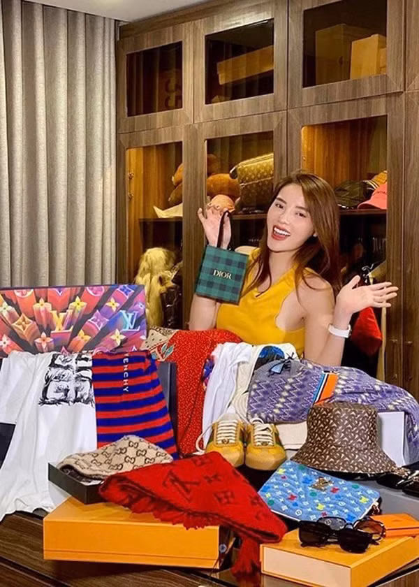 Hoa hậu Kỳ Duyên: 6 năm đăng quang không dấu ấn - Hình 4 Hoa hau Ky Duyen: 6 nam dang quang khong dau an-Hinh-4