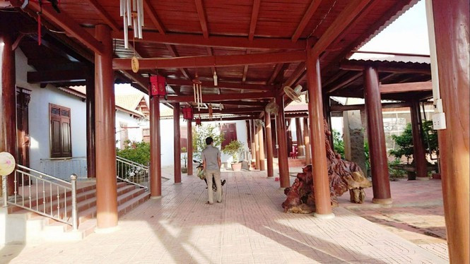 Xem tư dinh quan chức làm mất rừng sở hữu 'kiệt tác' gỗ đồ sộ - Hình 2 Xem tu dinh quan chuc lam mat rung so huu 'kiet tac' go do so-Hinh-2