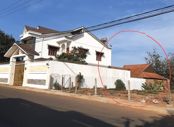 Xem tư dinh quan chức làm mất rừng sở hữu 'kiệt tác' gỗ đồ sộ - Hình 5 Xem tu dinh quan chuc lam mat rung so huu 'kiet tac' go do so-Hinh-5