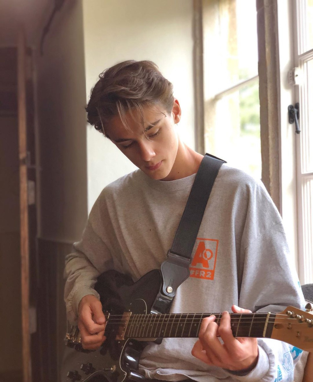 Hiện tại, ngoài việc là một ngôi sao mạng xã hội, "nam thần đẹp trai nhất thế giới" còn là ngôi sao đang lên được các thương hiệu để ý. Anh tham gia diễn thời trang, đóng phim và là gương mặt đại diện cho một số nhãn hàng.