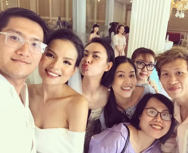 Đầu tháng 6, Lê Văn Kiên cùng dàn mẫu trưởng thành từ Vietnam's Next Top Model đến chúc mừng Tiêu Ngọc Linh lên xe hoa. Anh được nhận xét thư sinh, ngoại hình tăng cân hơn lúc trước. Trên trang cá nhân, chàng trai gốc Thanh Hóa chỉ chia sẻ những khoảnh khắc hạnh phúc bên gia đình và công việc. Anh ít nhắc về thời gian mình từng làm người mẫu.