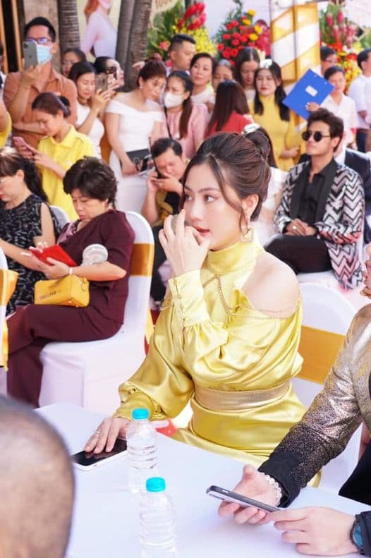 Phan ung cua Ngoc Lan khi bi nhac nho vi tat can mong tay