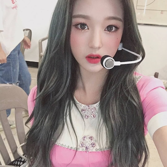 Đầu tiên, netizen Hàn Quốc cho rằng ứng dụng chỉnh ảnh này khiến da mặt idol trông mịn đến mức không chân thật. Tiếp theo, ứng dụng này thu nhỏ cằm của idol lại đồng thời kéo đôi mắt to ra (có khi là gấp đôi), điều này không khiến cho idol trông đẹp hơn mà ngược lại nhìn rất “giả”.