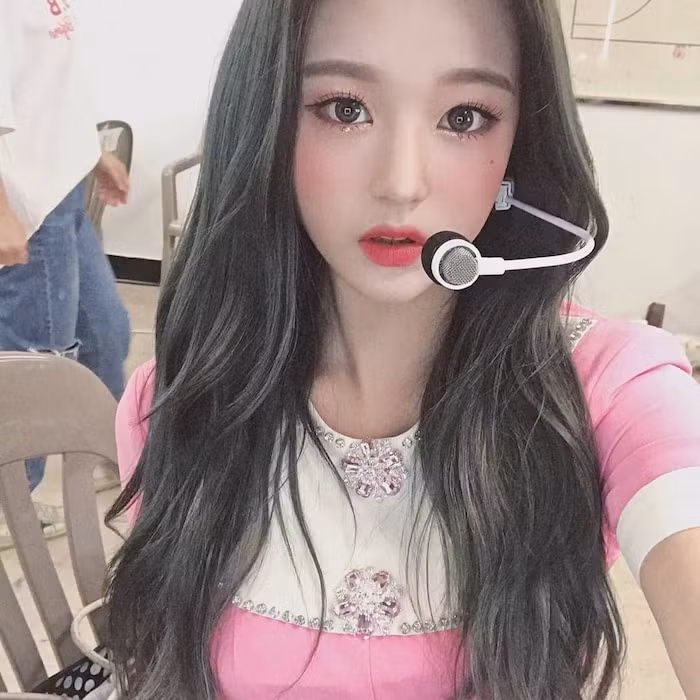 Đầu tiên, netizen Hàn Quốc cho rằng ứng dụng chỉnh ảnh này khiến da mặt idol trông mịn đến mức không chân thật. Tiếp theo, ứng dụng này thu nhỏ cằm của idol lại đồng thời kéo đôi mắt to ra (có khi là gấp đôi), điều này không khiến cho idol trông đẹp hơn mà ngược lại nhìn rất “giả”.