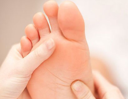 Dau hieu tu ban chan canh bao gan rat yeu, nguoi chua khoi u-Hinh-3