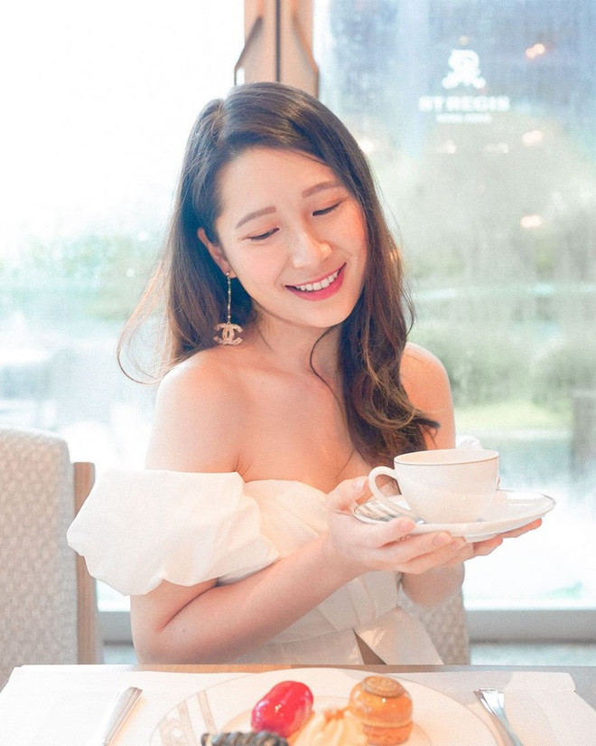 Tiểu thư nhà họ Choi tốt nghiệp chuyên ngành Tiếng Anh của Đại học Trung văn Hương Cảng. Ngoài ra, cô cũng có khả năng giao tiếp bằng tiếng Pháp.