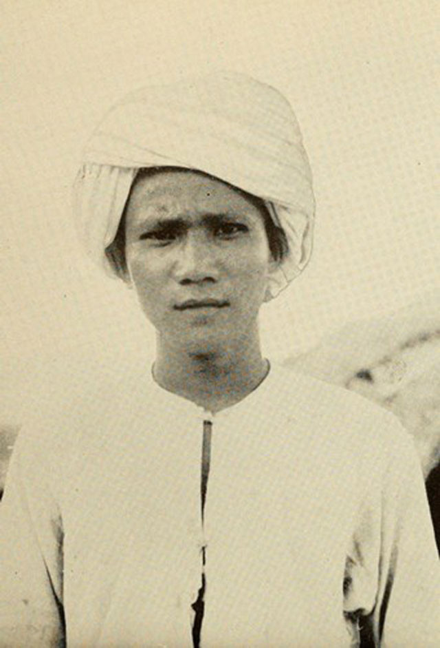 Trang phục người Chăm thiên về màu trắng. Cổ, can thân và nách từ một miếng vải khổ hẹp ở giữa làm trung tâm áo cho cả áo ngắn và áo dài. Người Chăm là dân tộc duy nhất có nam giới mặc váy ở nước ta.