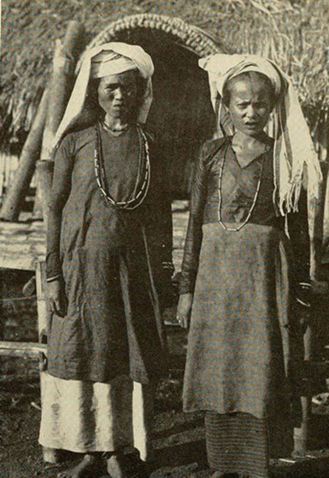 Phụ nữ người Chăm trong bộ trang phục truyền thống của mình. Người Chăm ở Việt Nam được chia thành 3 nhóm cộng đồng chính là: Chăm H'roi, Chăm Ninh Thuận - Bình Thuận, và Chăm Nam Bộ.