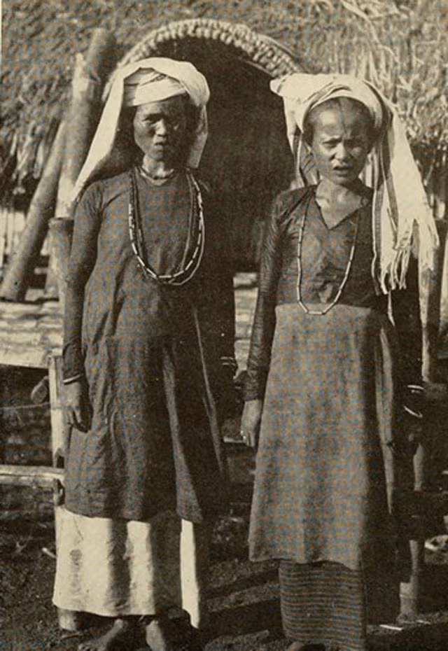 Phụ nữ người Chăm trong bộ trang phục truyền thống của mình. Người Chăm ở Việt Nam được chia thành 3 nhóm cộng đồng chính là: Chăm H'roi, Chăm Ninh Thuận - Bình Thuận, và Chăm Nam Bộ.