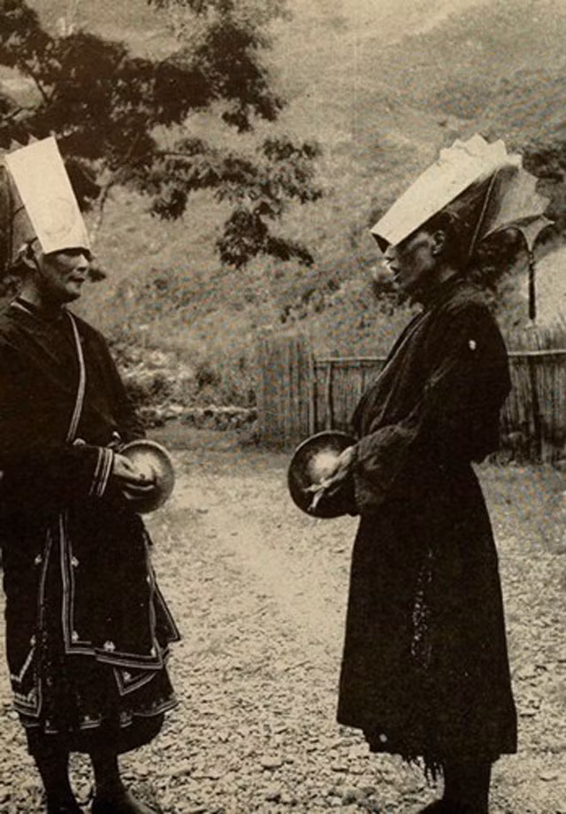 Hai thầy mo đang nhảy múa trong một nghi lễ.