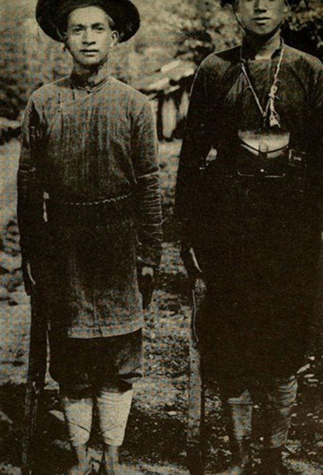 Các thợ săn người Thổ ở vùng núi phía Bắc. Người Thổ có các tên gọi khác như Kẹo, Mọn, Cuối, Họ, Đan Lai, Ly Hà, Tày Pọng, Con Kha, Xá Lá Vàng,… Họ là một trong số 54 dân tộc tại Việt Nam.