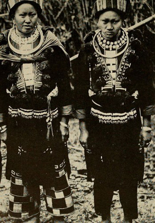 Người Mán ở Cao Bằng khoác lên mình bộ trang phục truyền thống với những trang sức bằng bạc.