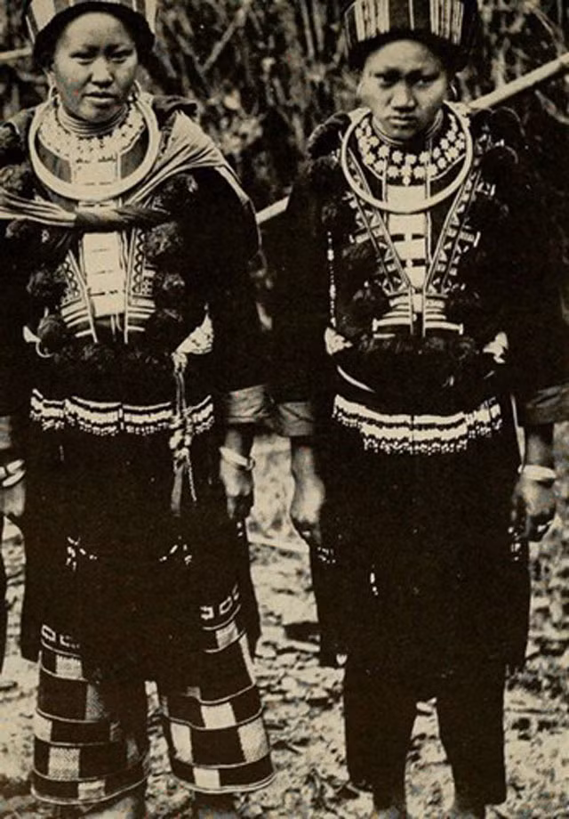 Người Mán ở Cao Bằng khoác lên mình bộ trang phục truyền thống với những trang sức bằng bạc.