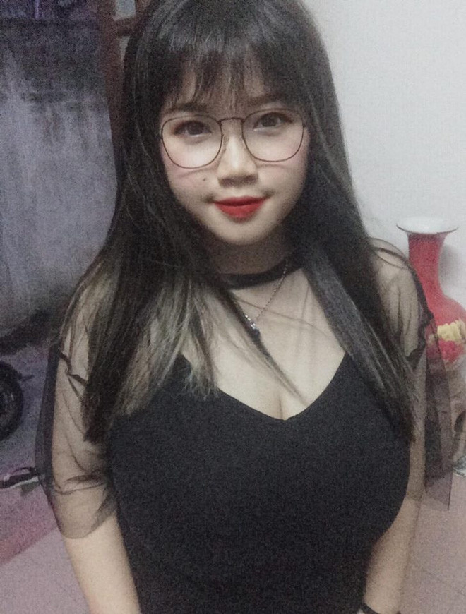 Dùng ngực đỡ trà sữa, gái xinh khiến dân tình một phen xôn xao - Hình 2 Dung nguc do tra sua, gai xinh khien dan tinh mot phen xon xao-Hinh-2