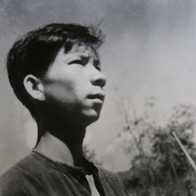 Kháng chiến bùng nổ, thời gian đầu, vợ chồng nhạc sĩ Văn Cao tản cư về Chợ Me (Lập Thạch, Vĩnh Phúc), sau đó định cư ở phố Ẻn, Thanh Ba, Phú Thọ. Bức ảnh này chụp Văn Cao trong những năm đầu kháng chiến, khi đó ông 23 hoặc 24 tuổi.