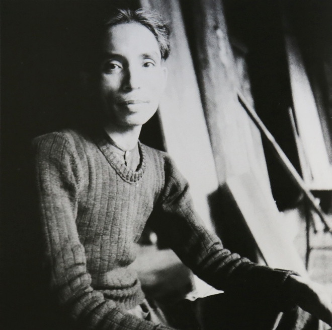 Kháng chiến toàn quốc bùng nổ, Thế Lữ cùng vợ tản cư về Hòa Xá, Hà Đông. Sau một thời gian, ông bà chuyển lên Phú Thọ tham gia Đoàn Văn hóa kháng chiến mới thành lập ở xã Xuân Áng, Hạ Hòa. Tại đây, Thế Lữ lập một đoàn kịch diễn các tác phẩm phục vụ kháng chiến. Năm 1948, Hội Văn nghệ Việt Nam thành lập, Thế Lữ được bầu vào Ban chấp hành. Ông tham gia Đoàn sân khấu Việt Nam, trụ sở đóng ở Ao Châu, Hạ Hòa. Ảnh nhà thơ Thế Lữ trong kháng chiến chống Pháp.