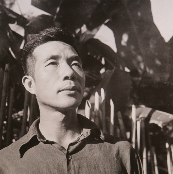 Trong những năm kháng chiến, nhà văn Nguyễn Huy Tưởng được biết đến là thủ trưởng của cơ quan văn nghệ (Ủy viên thường vụ Hội Văn nghệ Việt Nam). Thời gian này, ông thiên về viết kịch. Nhiều vở kịch của ông đã giúp các đêm diễn phục vụ chiến sĩ, đồng bào. Tham gia kháng chiến, Nguyễn Huy Tưởng có nỗi niềm riêng khi vợ con bị “kẹt” ở Hà Nội suốt mấy năm trời. Nhiếp ảnh gia Trần Văn Lưu hẳn đã rất hiểu Nguyễn Huy Tưởng khi chụp bức ảnh này.