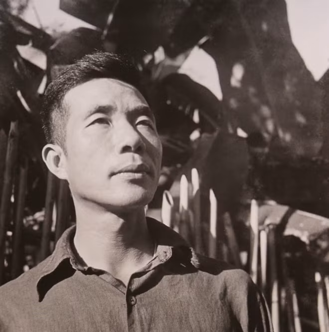 Trong những năm kháng chiến, nhà văn Nguyễn Huy Tưởng được biết đến là thủ trưởng của cơ quan văn nghệ (Ủy viên thường vụ Hội Văn nghệ Việt Nam). Thời gian này, ông thiên về viết kịch. Nhiều vở kịch của ông đã giúp các đêm diễn phục vụ chiến sĩ, đồng bào. Tham gia kháng chiến, Nguyễn Huy Tưởng có nỗi niềm riêng khi vợ con bị “kẹt” ở Hà Nội suốt mấy năm trời. Nhiếp ảnh gia Trần Văn Lưu hẳn đã rất hiểu Nguyễn Huy Tưởng khi chụp bức ảnh này.