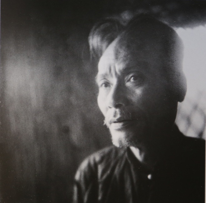 Những năm kháng chiến, nhà văn Ngô Tất Tố sáng tác không nhiều, ông chủ yếu biên soạn sách và dịch một số cuốn của Liên Xô và Trung Quốc. Với uy tín của một bậc trưởng lão trong làng văn, ông được bầu làm Chi hội trưởng Chi hội Văn nghệ Việt Bắc (1948).