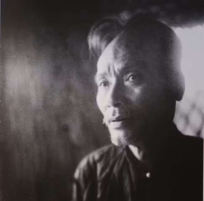 Những năm kháng chiến, nhà văn Ngô Tất Tố sáng tác không nhiều, ông chủ yếu biên soạn sách và dịch một số cuốn của Liên Xô và Trung Quốc. Với uy tín của một bậc trưởng lão trong làng văn, ông được bầu làm Chi hội trưởng Chi hội Văn nghệ Việt Bắc (1948).