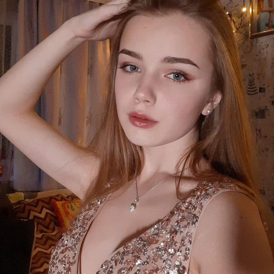 Ở tuổi 16, Anna có phong cách thời trang có phần gợi cảm, trưởng thành hơn. Cô thường xuyên góp mặt trong các vũ hội, sự kiện thời trang, giải trí.