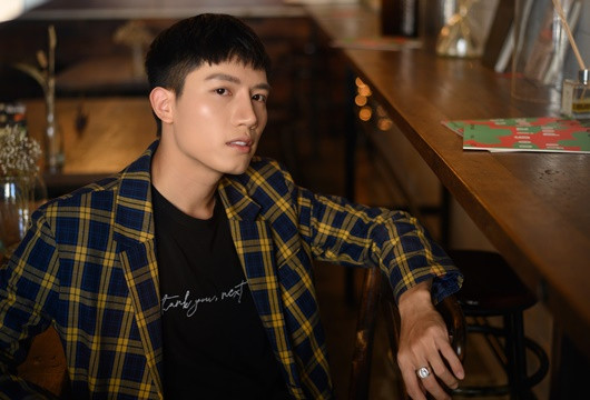 He lo ve chang ca si dien trai sanh doi ben DJ Mie-Hinh-7