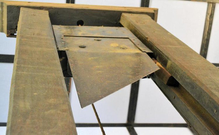 Máy chém là phương pháp tử hình tử tù vô cùng rùng rợn. Theo chia sẻ của đao phủ Charles-Henri Sanson, hành hình 300 tử tù diễn ra trong 3 ngày. Theo đó, việc tử hình 12 tù nhân bằng máy chém diễn ra trong 13 phút.