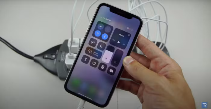 Thu sac iPhone bang 10 cuc sac cung luc va cai ket bat ngo-Hinh-2