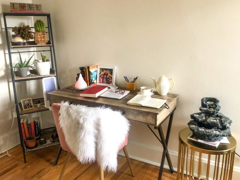 Một ý tưởng khác biến không gian làm việc tại nhà trở nên thư giãn hơn với những vật dụng trang trí không chỉ thêm phần sinh động mà còn giữ được sự yên tĩnh tập trung cần có./.