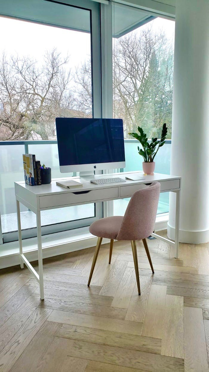 Không gian làm việc lý tưởng nằm bên tấm cửa kính có cảnh quan đẹp. 