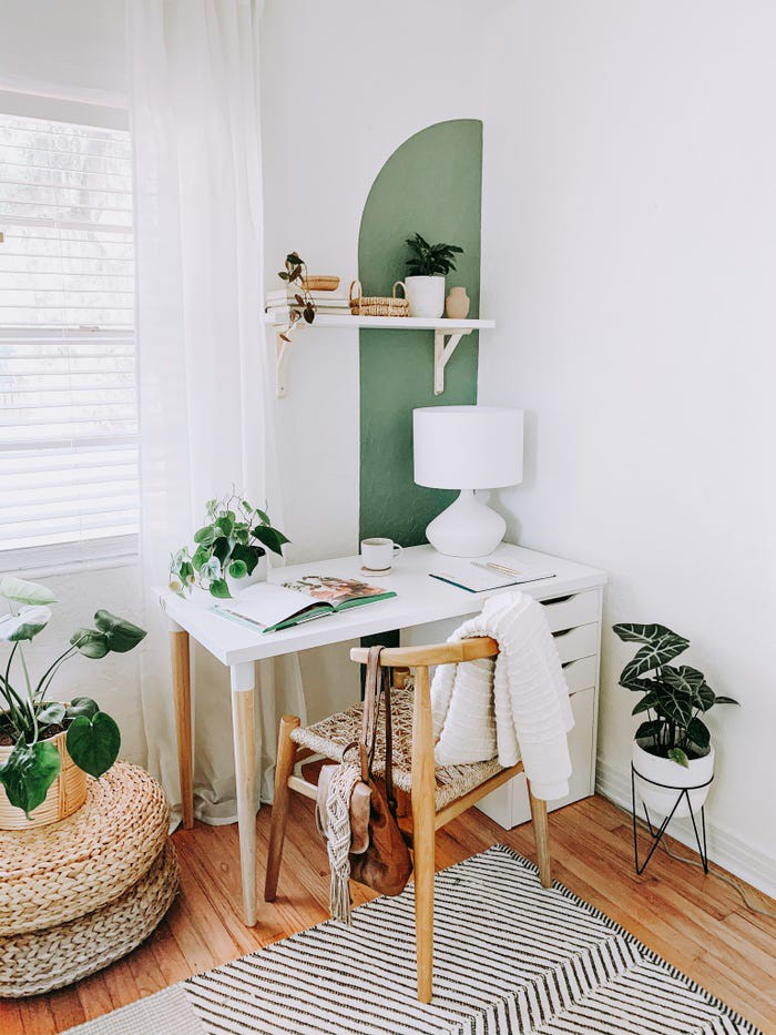 Sự phối hợp hài hòa giữa nơi làm việc và các đồ dùng khác trong phòng cũng là một điều rất quan trọng.