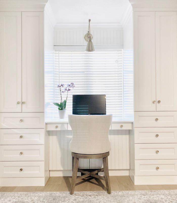 Với những người yêu thích sự tối giản thì không gian làm việc trang trí bằng màu trắng đơn sắc sẽ mang vẻ đẹp hiện đại, độc đáo.