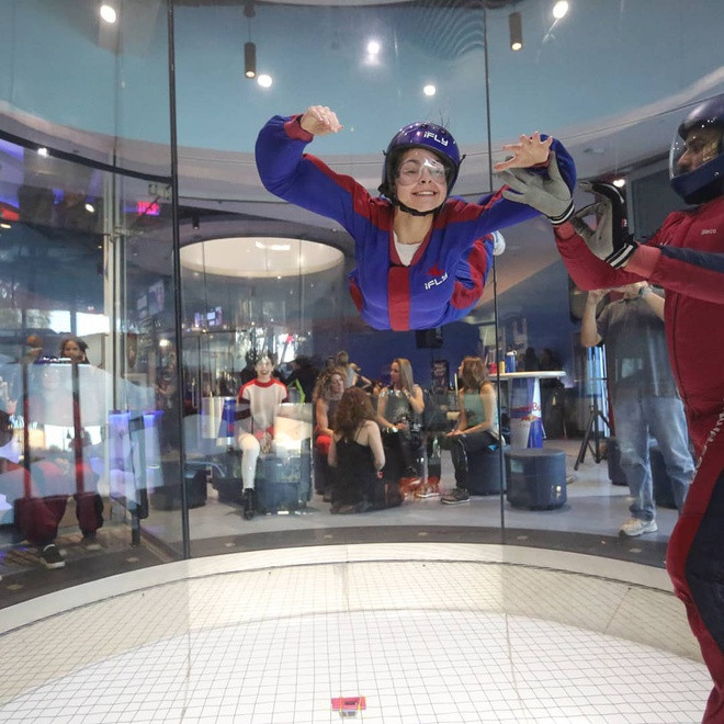 Năm 16 tuổi, Alyssa trở thành người trẻ nhất từng tốt nghiệp học viện phi hành gia Advanced Space Academy do một tổ chức phi lợi nhuận điều hành. 10X đang được đào tạo các kỹ năng sinh tồn nhằm chuẩn bị cho chuyến du hành lên không gian trong tương lai, đồng thời theo học về sinh học vũ trụ tại Viện Công nghệ Florida. Cô sẽ tốt nghiệp đại học vào năm 2023.