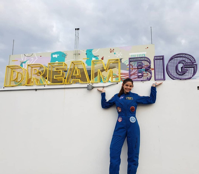 Alyssa cho hay từ khi còn nhỏ, cô luôn nghĩ mình sẽ trở thành phi hành gia và đặt chân lên Sao Hỏa. Sau khi hoàn thành ước mơ này, cô sẽ trở thành bác sĩ, thậm chí là tổng thống. “Vì một số lý do nhất định, trở thành phi hành gia và lên sao Hỏa luôn đứng đầu trong danh sách ước mơ của tôi. Mọi thứ khác đều xếp sau”, cô nói.