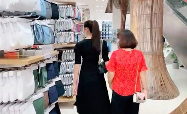 Thuy Van duoc me chong nuong chieu het muc du chua len xe hoa-Hinh-2