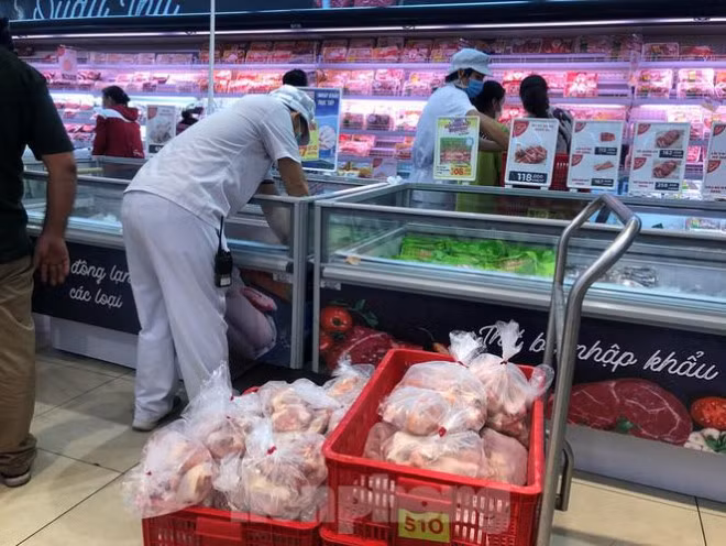 Đặc biệt, những sản phẩm như đùi gà nhập khẩu, trước hay để trong tủ đông, khách mua sẽ tự lựa chọn cho vào bọc nhưng nay siêu thị đều cho vào các bọc cẩn thận. Sau khi cân ký và dán giá sẽ để vào tủ rồi mới bán cho khách.