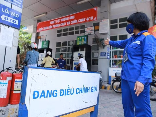 Giá xăng giảm mạnh chưa từng có, về dưới 12 nghìn đồng/lít kể từ 15h chiều nay 29/3