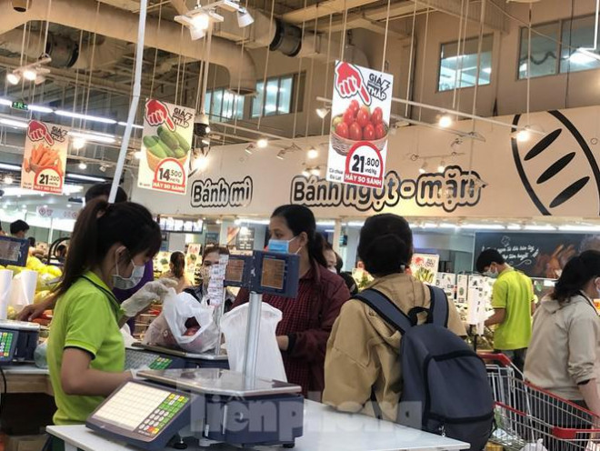 Ai cũng đeo khẩu trang cẩn thận