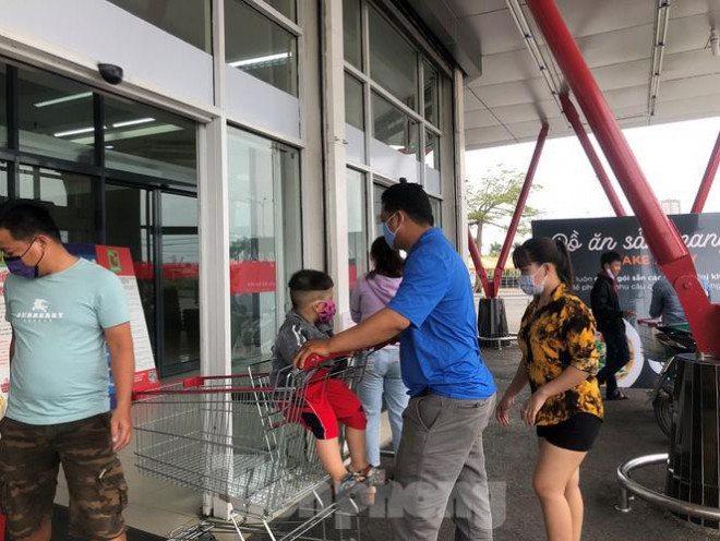 Người dân trật tự xếp hàng vào mua sắm Nguồn: https://www.tienphong.vn/kinh-te/het-thoi-phai-xep-hang-mua-khau-trang-sieu-thi-day-nhoc-tha-ho-...Nguồn: https://www.tienphong.vn/kinh-te/het-thoi-phai-xep-hang-mua-khau-trang-sieu-thi-day-nhoc-tha-ho-chon-1631626.tpo