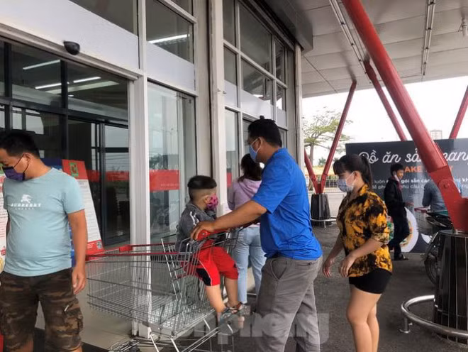 Người dân trật tự xếp hàng vào mua sắm Nguồn: https://www.tienphong.vn/kinh-te/het-thoi-phai-xep-hang-mua-khau-trang-sieu-thi-day-nhoc-tha-ho-...Nguồn: https://www.tienphong.vn/kinh-te/het-thoi-phai-xep-hang-mua-khau-trang-sieu-thi-day-nhoc-tha-ho-chon-1631626.tpo