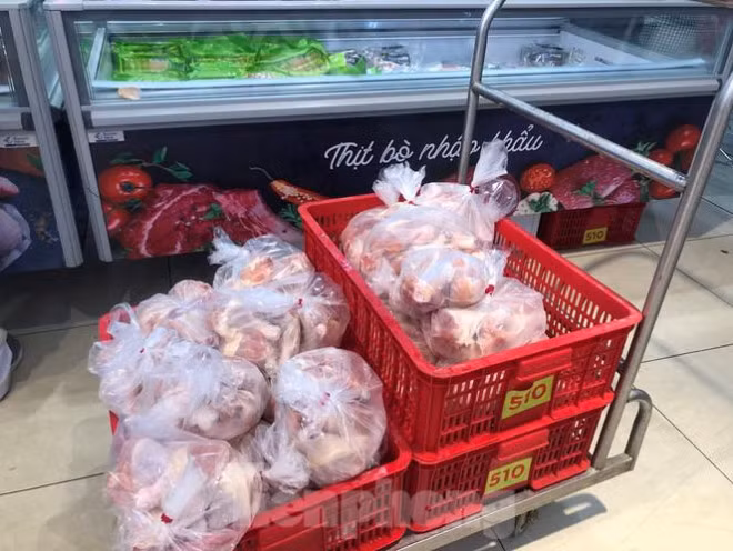 Thịt gà cho vào bịch cẩn thận, phân từng phần chứ không để tập trung trong tủ như trước