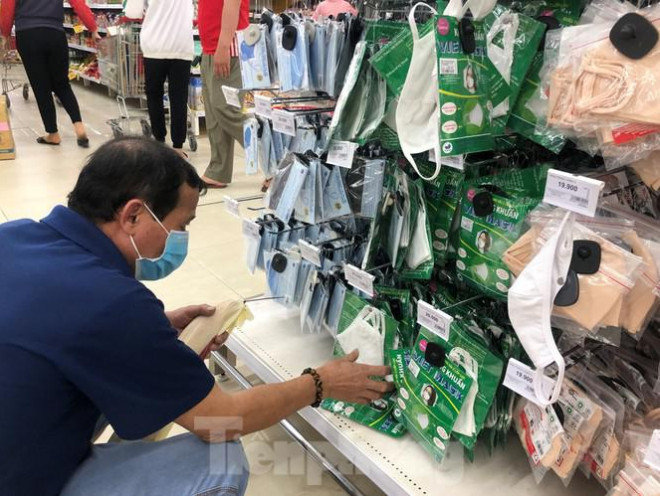 Sáng ngày 29/3, ghi nhận tại nhiều siêu thị như BigC, CoopMart, MM Mega Market, Lotte... khi hỏi nhân viên nơi bán khẩu trang, khách hàng đều được hướng dẫn đến các quầy kệ có đầy ắp sản phẩm.
