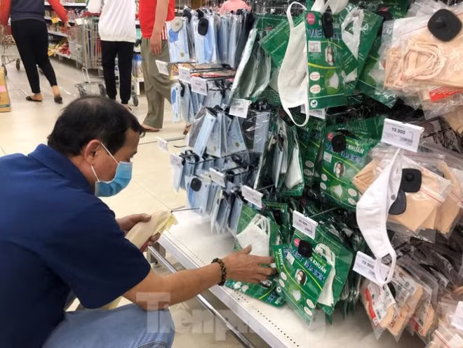 Sáng ngày 29/3, ghi nhận tại nhiều siêu thị như BigC, CoopMart, MM Mega Market, Lotte... khi hỏi nhân viên nơi bán khẩu trang, khách hàng đều được hướng dẫn đến các quầy kệ có đầy ắp sản phẩm.